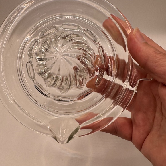 Vintage double stacked glass citrus juicer. - Picture 6 of 7